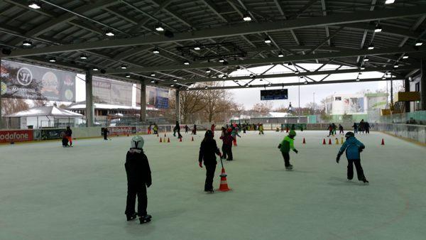 Wintersport auf dem Eis